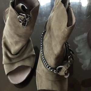 Short boots